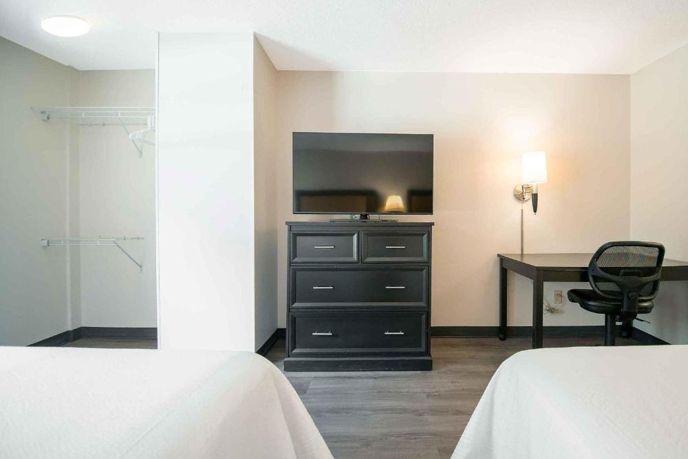 Deluxe Studio with Two Queen Beds - Disability Access - Non-Smoking interior